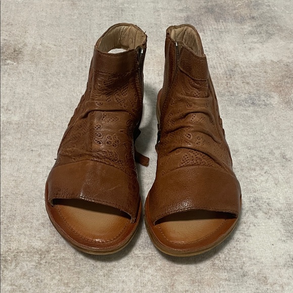 NEW Leather Open Toe Sandal - Picture 4 of 5